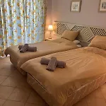 Immaculate 2 Bed, 2 Bath דירה