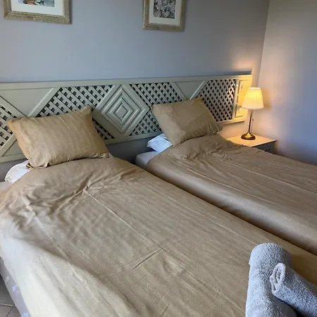 Immaculate 2 Bed, 2 Bath * 阿尔布费拉