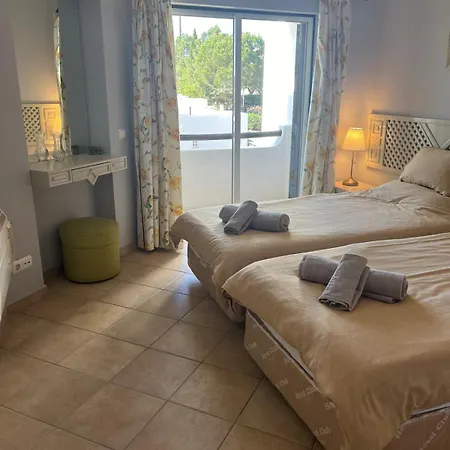 Immaculate 2 Bed, 2 Bath 公寓 *