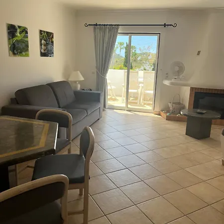 Immaculate 2 Bed, 2 Bath * 阿尔布费拉