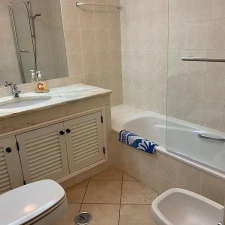 Immaculate 2 Bed, 2 Bath * 阿尔布费拉