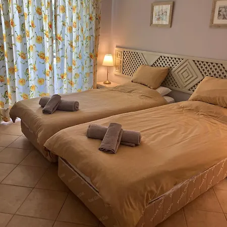 Immaculate 2 Bed, 2 Bath 公寓