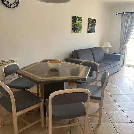 Immaculate 2 Bed, 2 Bath * 阿尔布费拉