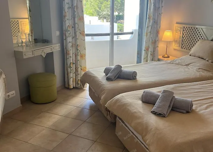 Immaculate 2 Bed, 2 Bath Apartment *