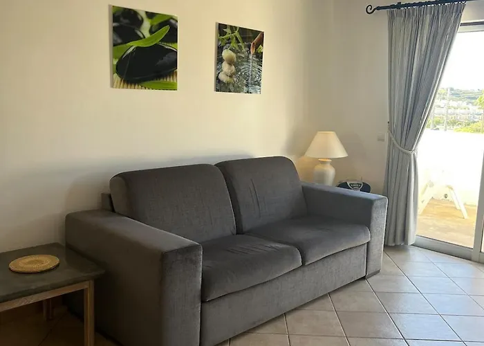 Apartment Immaculate 2 Bed, 2 Bath *