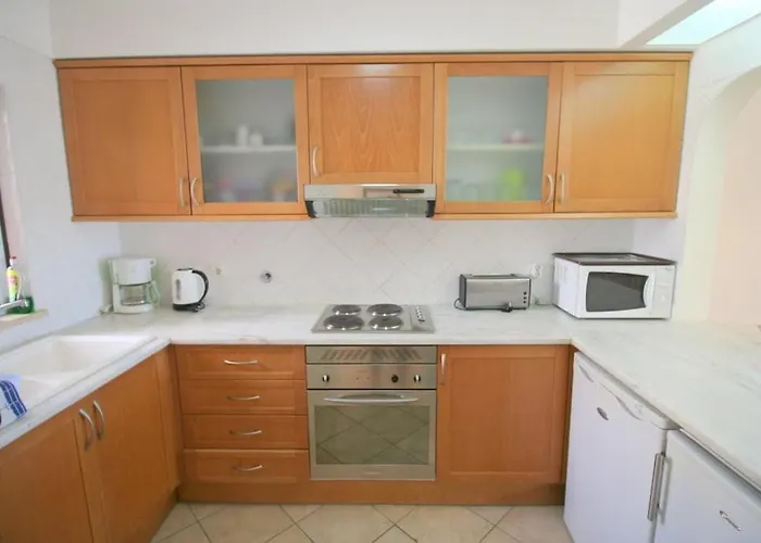 Immaculate 2 Bed, 2 Bath Apartment *